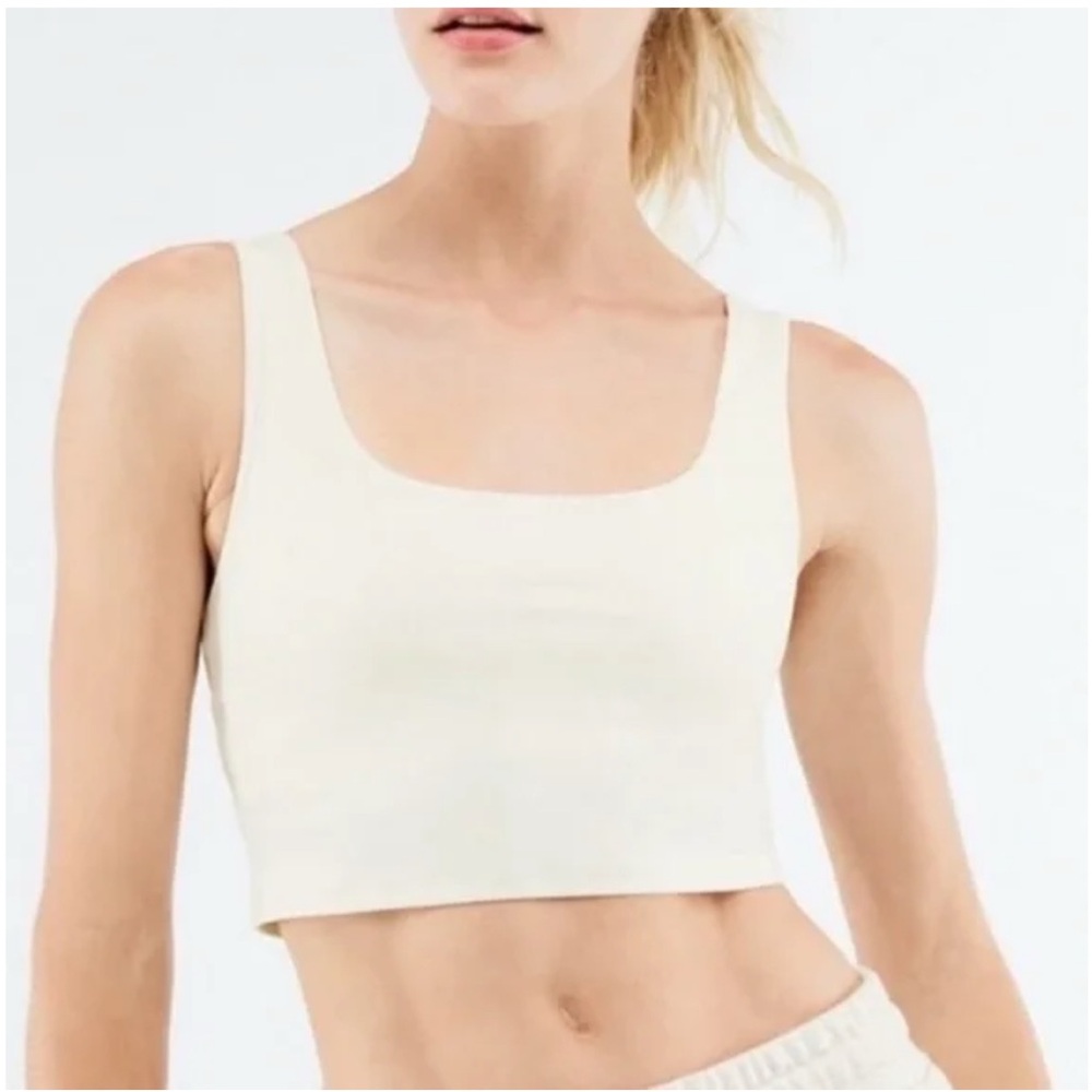 Lydia Built-in bra tank
Square neck
All-way stretch
Moisture-wicking
